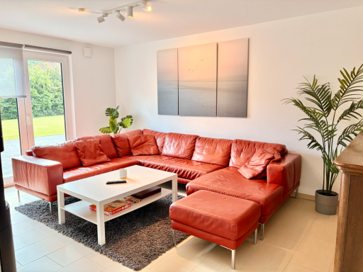 Wohnzimmer mit Zugang zur Terrasse