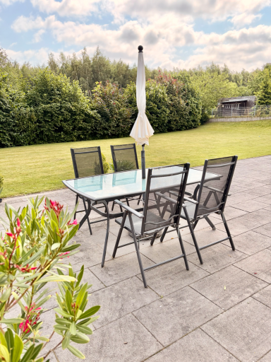 Sitzbereich mit Blick in den Garten