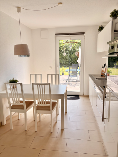Küche mit Zugang zur Terrasse
