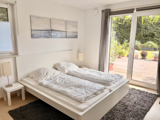 1. Schlafzimmer mit Doppelbett und Zugang zur Terrasse